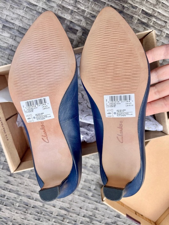 NIB Clarks Crewso Wick Navy Pointed-Toe Low Heel Pumps Brand New Never Worn - Picture 2 of 6